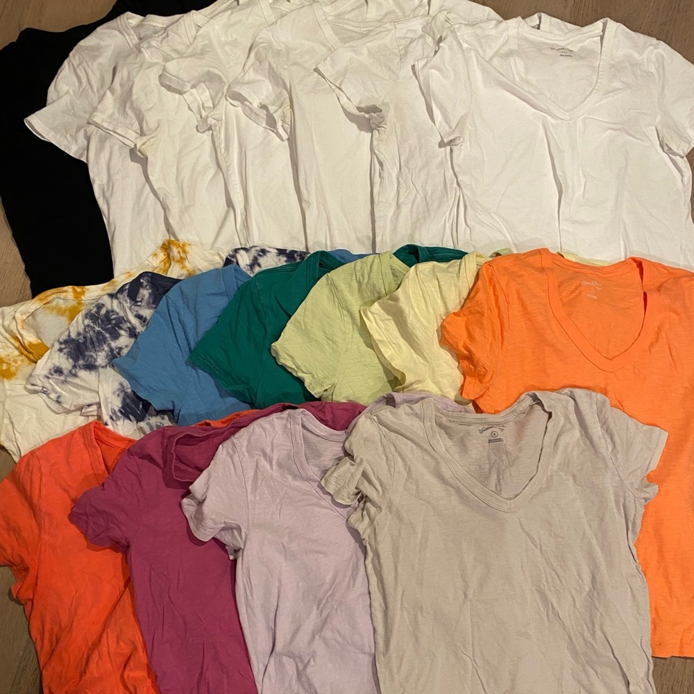 18x Cotton V-neck Tees